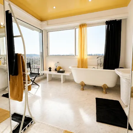 Penthouse - Panoramic Sea-view Rooftop, Port Vauban *